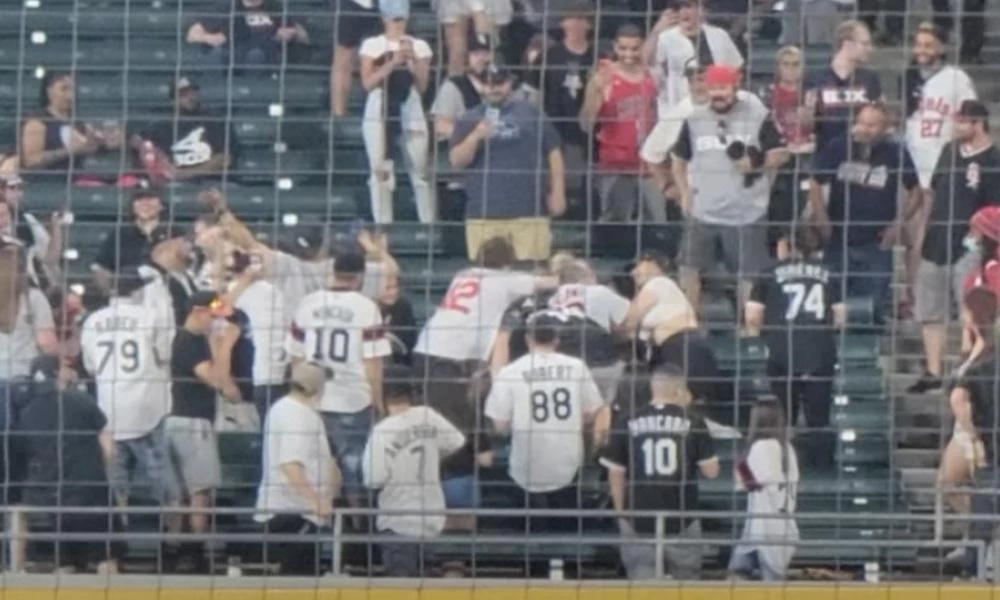 Γήπεδο του μπέιζμπολ μετατράπηκε σε ρινγκ μέσα σε δευτερόλεπτα